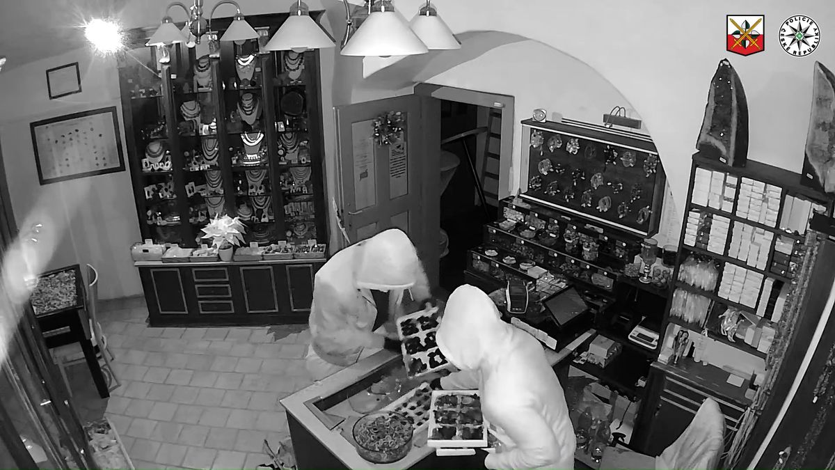 Velkou krádež vltavínů v Krumlově zachytila kamera. Zloděje dopadli, ale část lupu stále chybí